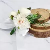 装飾的な花Boutonniere結婚式のボタンホールシルクバラピンクのコサージュブレスメイド花嫁介添人手首の結婚アクセサリー