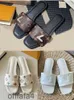 Designer français pour femmes sandales plates nouvelles lettres tridimensionnelles en cuir breveté d'été pour femmes chaussures plage de création de luxe de luxe décontractée chaussures de bain chaussures de bain