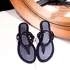 Top Designer 2023 New Flip Flop Disual Flat Bottom Scippers for Women Summer Outwear Outwear Anti Slip Beach Shoes مقروقة من النعال المتعرجة 35-41