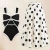 Swimwear féminin 2024 Black White Retro One Piece MAISTURE FEMMES VOIE BOD AVEC JURTE SEXY BACKING BACKING MONOKINI PLAK BODYSCUS PEUS