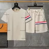 المصمم مجموعة الرجال Tracksuit Mens T-Shirt مكون من قطعتين ماركة أزياء العلامة التجارية Suit Suit Suit Lawging Color Match Striped Ribbon Logo Tshirt 2pcs 29 أبريل