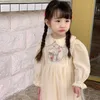 Flickans klänningar 2023 Spring Kids Dress Doll Collar Embroidered Bunny Yarn Dress Girls Cute Princess Dresses