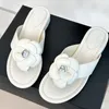 Heiße Damen Tanga Slipper Klassische Flip-Flop-Kalbskalbskalbselkeilkeil mit niedrigen klobigen Absätzen 7 cm mit Camellia Flower Pearls Retro Slides Designer Outdoor Freizeit Beach Schuh