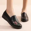 Casual schoenen 2024 Lente zomer mode sneakers zacht lederen schoenen schoenen dames slip-on loafers dames zwart plat
