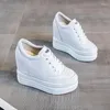 Casual schoenen vrouwen echt leer 11 cm verborgen wedge sneakers platform hoge hakken vrouw 2024 witte trainers