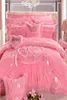 豪華なピンクのハート型レースの寝具セットキングクイーンサイズプリンセスウェディングベッドクロスシルクコットンジャコードサテン羽毛布団カバーベッドS7888385