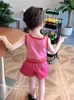 Kledingsets 2024 Zomermeisjes houden van mouwloze tanktop shorts dames mode tweedelige set baby meisje roze zoete kleren