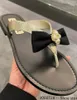Chaussure concepteur de chaussures Flip Flop Pearl Bow 2c Metal Buckle Chain matelassé Sandales pour femmes basses à talons bas pour femmes anti-glissement