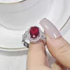 Anelli di banda Designer d'argento Deluxe Red Stone Engagement Ring Womens Finger Finger Gift Gioielli all'ingrosso R4984 Q240429