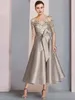 Khaki A-Line Mother of the Bride Dress 2023 Wedding Guest Party Gowns Elegant Scoop Neck Te TEA Längd Satin spetsar Half Sleeve With Bow Robe de Soiree 0431