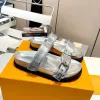 Designer tofflor glider sandaler sommarlägenheter sexiga riktiga läderplattform skor damer strand enkelt stilfulla glider två remmar med justerade guldspännen