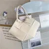 Umhängetaschen unregelmäßige große Tasche für Frauen weiße Obergrenze Griff Tasche Großer gewebter Leder Hand weibliche einzigartige Designplaidhandtasche