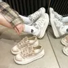 Grube podeszte buty na desce dla kobiet nowe jedwabne buty sportowe ze zwiększonym koronkowym niszem jedwabne małe białe buty