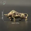 Vintage mässing Lucky Bullfighting Statue Home Decoration Copper Animal Miniature Figur Bring Wealth Office Desk Decor 240430