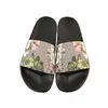 2024 New Sandals Flats 샌들 폼 캔버스 플랫폼 슬라이드 방수 고급 슬리퍼 야외 발 뒤꿈치 자수 여성 famoius mens 여자 미끄러짐 욕실 먼지 가방