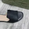 Summer Nuovi pantofole femminili da donna Piattificazione piatta Rinestesone Design del pulsante Apri Flip Flops Materiale in pelle comodo sandali da spiaggia non resistenti all'usura non slittata 2024