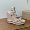 Wedge Designer Sandalen Luxus Sandalfrauen 110 -mm -Heels Plattform Weiße Kleidungsschuhe glänzende Kristallabendschuhe Sommer Beach Partydress Schuhe Peep Zehen Metallschnalle
