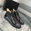 Designer de luxe High Top Skate Shoe Kriss Sneakers Chaussures Men de fermeture Zip Côtés Gold-Tone Hardware en cuir Suede Homme Casual Walking EU38-46 avec boîte