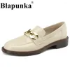 Casual schoenen blaapunka koe octrooi lederen loafers vrouwen slip-on round teen flats gouden metalen ketting loafer dames lente herfst beige