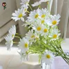 Kwiaty dekoracyjne 5pcs sztuczna stokrotka Chrysanthemum Bouquet Home Wedding Decor 5-Head Rukumile plastikowe Fałszywe dekoracja ogrodu kwiatów