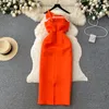 Lässige Kleidertuchfland sexy Blume Midi Kleid geneigte Schulter Asymmetrische Kragen ärmellose Rückenless Orange Party Vestido QC586