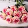Fleurs décoratives roses rouges artificielles de la Saint-Valentin
