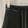 Metall Badge Womens Pleated kjolar med midjekedjans väska Hög midja Kort klänning Cool Girls Black Mini Kjol Streetwear