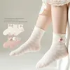 Chaussettes féminines 2024 printemps et été un maillage des filles en coton est légèrement respirant arc floral peigné des enfants