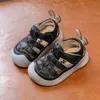 Sandálias menino menino sandálias de verão bebê e criança sandálias couro solo solo escolar crianças sapatos casuais sandalsl240429