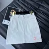 Marca de designer de calças de duas peças feminina CH2024 Spring/Summer New Camellia Sequin bordado jeans de jeans com shorts de cintura alta versátil saia hnb3