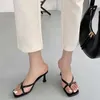 Slippels dunne pompen Peach Shoes 2024 Runway Toe Loop Sandals Celebrity Slides Women Candy High Heels Club Ring Flip Flop H240430