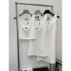 PRA Designer Womens Tank Tops T Camisetas de verão Mulheres Tops Tees Crop Crop Bordado Sexy Off ombro preto