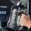 Бутылка с водой 2 литра Tritan Material Точные масштабные портативные бутылки с водой с большими возможностями с соломой для мужчин Женщины Спортивная фитнес 240426