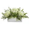 白い花瓶の人工装飾的な花のアジサイとユーカリ