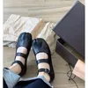 Chaussures décontractées 2024 Cosplay de printemps Cosplay Flats Tabi Tap Split Toe Femmes Single Lazy Backle Design Footwear Cuir Double sangle