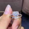 Zespół pierścionków Nowy prosty klasyczny srebrny pierścionek zaręczynowy w kształcie serca odpowiedni dla kobiet z modną biżuterią i prezentami ślubnymi w białej czerwieni i CZ St J240429
