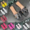 2024 Designer -Hausschuhe rutschen klassische Flachabsatz -Sommer faulen Mode Cartoon Big Head Gummi Flip Flops Lederschuhe Frauenschuhe Sandalen Sandalen Sandalen