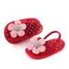Sandálias de sandálias de bebê com cabelos fofos design de algodão macio adequado para as meninas da primavera e do verão 0-18ML240429