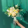 Dekorativa blommor som håller konstgjord naturlig ros tulpan bröllop bukett med siden satin band vit champagne brudtärna brudparti