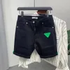 到着韓国スタイルの服カウボーイラグジュアリーメンズスリムデニムジーンズのための夏のファッションブラックレザーパッチジーンズショーツ240428