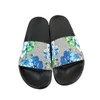 2024 NOUVELLES SANDALS FLATES Sandales en mousse Toile plate-forme glissades de luxe imperméable Slipper Talons extérieurs brodés Femme Famoius Mens Womens Slip on Salle de salle de bain Sac à poussière