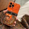 Luxurys Tiger Carriage Designer Caixa de telefone para iPhone 15 14 13 12 11 Pro Max Soft TPU Trendy Letter Print Ultra Fin