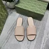 Summer Nuovi pantofole femminili da donna Piattificazione piatta Rinestesone Design del pulsante Apri Flip Flops Materiale in pelle comodo sandali da spiaggia non resistenti all'usura non slittata 2024