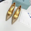 Sandalias de diseñador Tacones altos con la marca Mujer Patente de lujo Patente de diamante brillante zapatos planos de cuero triángulo invertido Sandal Sandal Fashion Zapato