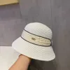 أزياء القبعات في الهواء الطلق دلو الصيف المرأة واسعة الحافة قبعة الحماية من أشعة الشمس لسفر الصيف غطاء القش