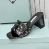 Schwarze, mit Nieten besetzte Pantoletten aus Metallic-Leder für Damen, Sandalen mit Blockabsatz, Damen-Sandalen mit lässigem Blockabsatz, Sommer-Gummisohle