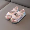 Meninas sapatos de pano bordado estilo tradicional crianças sereia pérola corrente sapatos chineses antigos crianças hanfu desempenho sapatos 240122