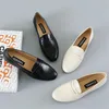 حذاء اللباس المتسكعون لتصميم براءات الاختراع الجلدية مستديرة إصبع القدم مسطح مع الكعب مصادف موجز Zapatos para mujeres tacones الفخامة