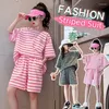 Ensembles de vêtements Été Filles Garçons Coton Lâche All-Over Rayé T-shirt Hauts Pantalon Court Ensemble École Enfants Survêtement Enfant 2PC Outfit Costume