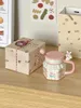 マグカップのチューリップとふたスプーンとマグカップが女の子のために実用的な誕生日プレゼントとして